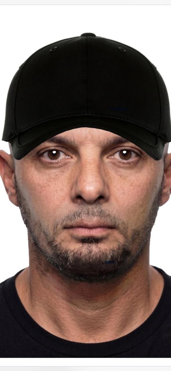 Retrato do suspeito — boné preto e camiseta preta